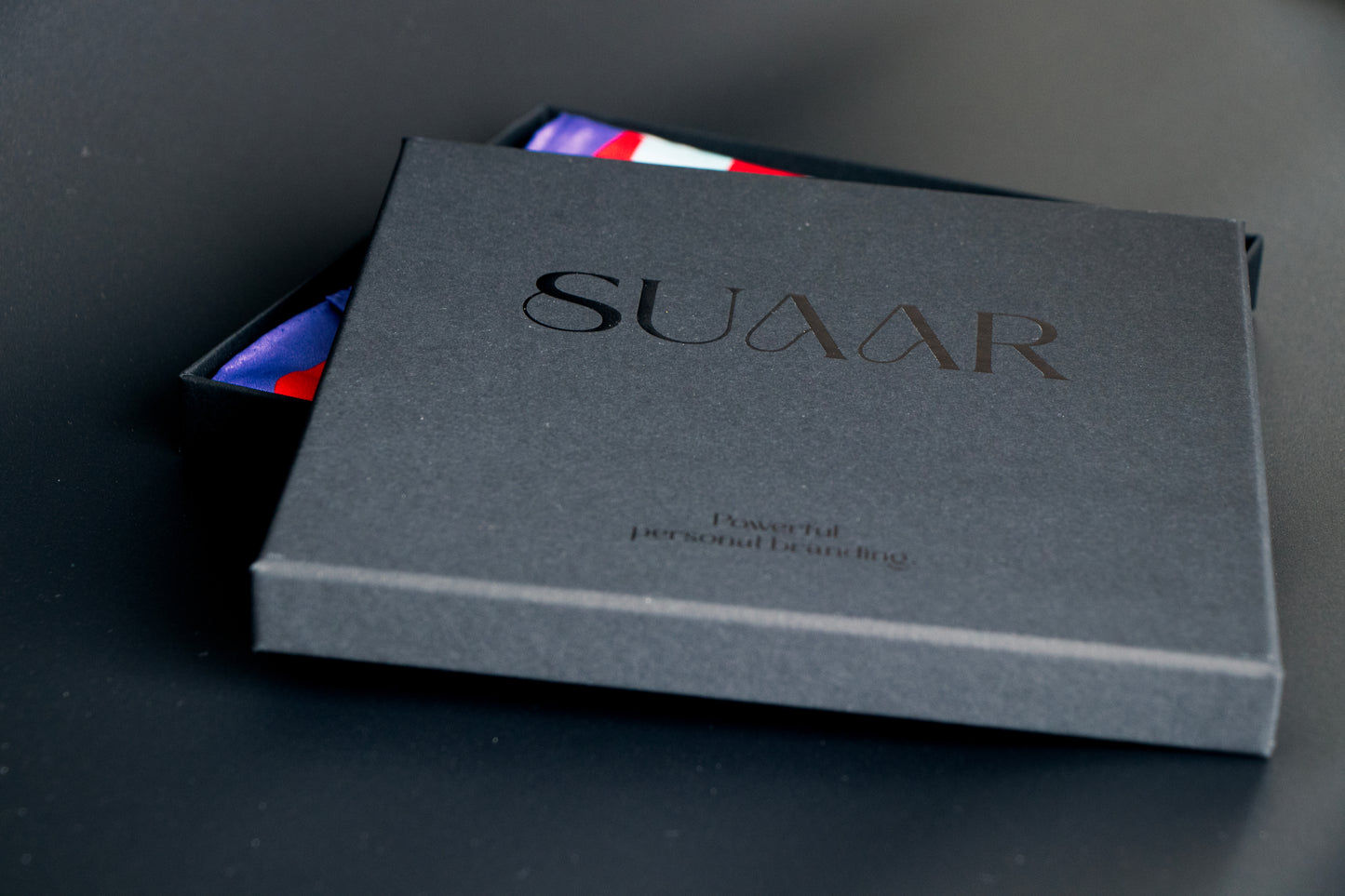 Une pochette de costume 33x33 cm en édition limitée, pensé comme une pièce signature.