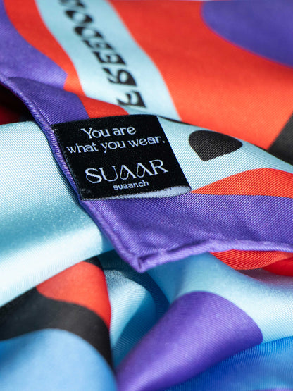 Une pochette de costume 33x33 cm en édition limitée, pensé comme une pièce signature.