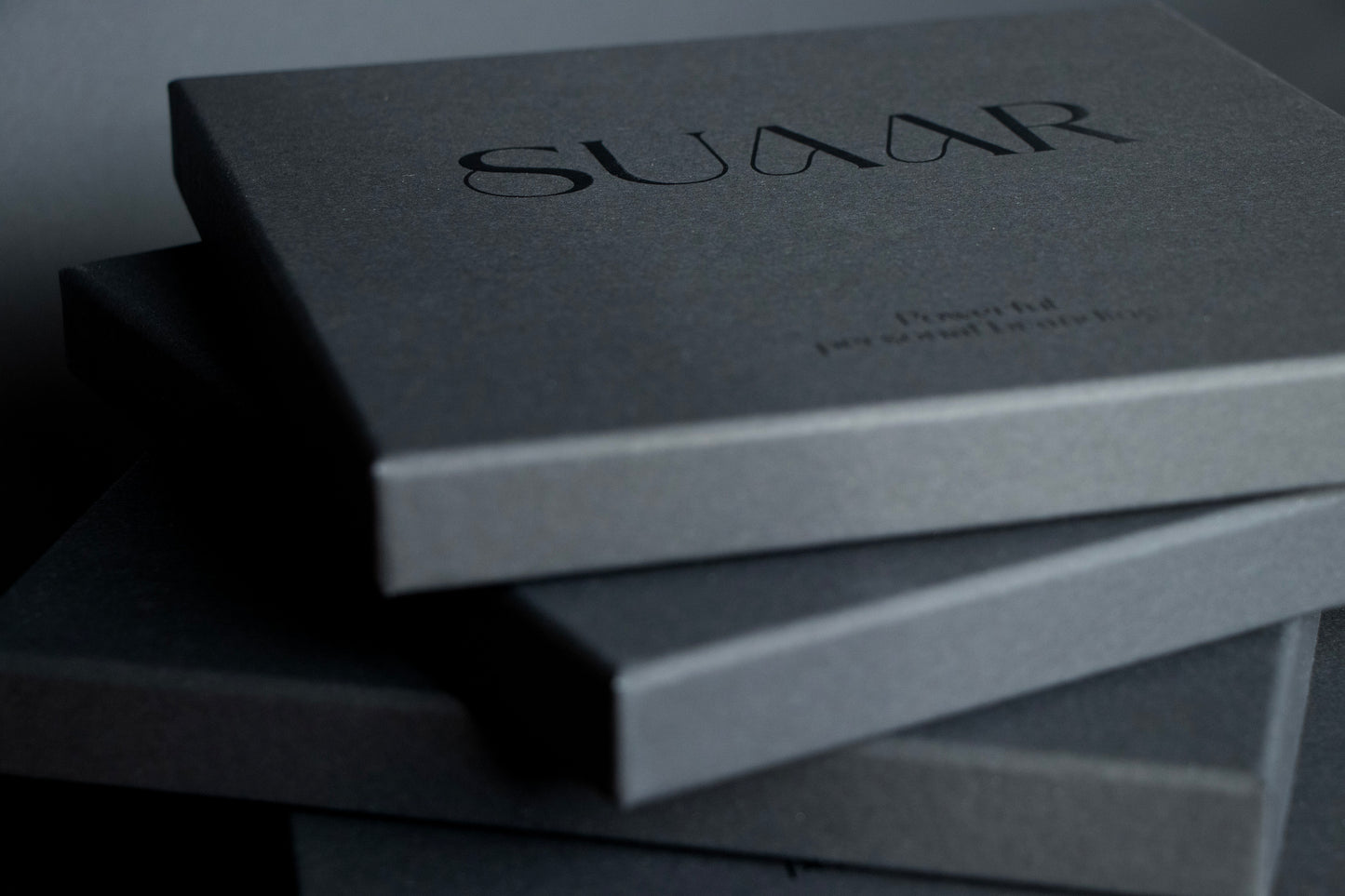 Coffret Duo | Foulard 90x90 cm + Pochette de costume 33x33 cm | Freedom Chaser (design 2)