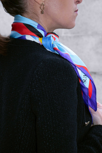 Un carré de soie 90×90 cm en édition limitée, pensé comme une pièce signature.