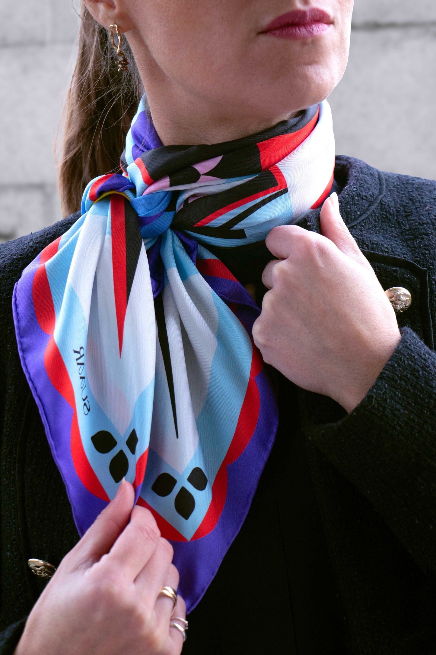 Un carré de soie 90×90 cm en édition limitée, pensé comme une pièce signature.