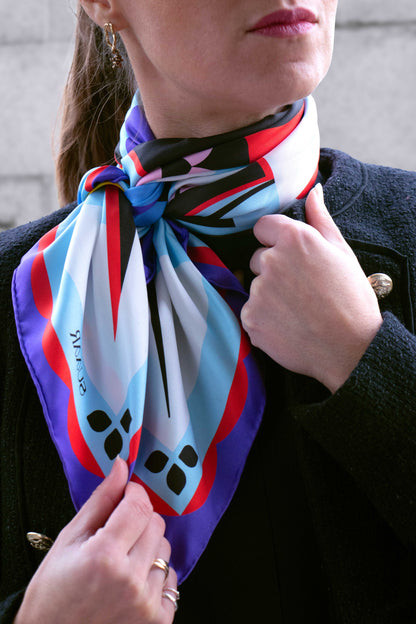 Un carré de soie 90×90 cm en édition limitée, pensé comme une pièce signature.