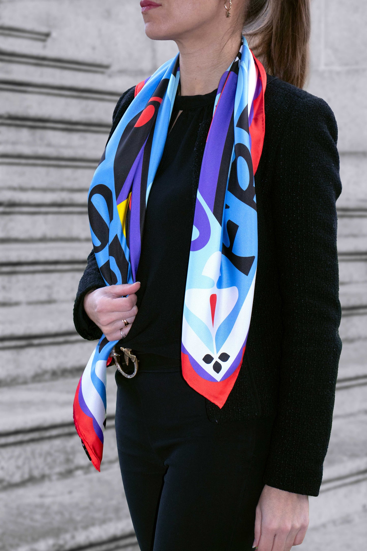 Un carré de soie 90×90 cm en édition limitée, pensé comme une pièce signature.