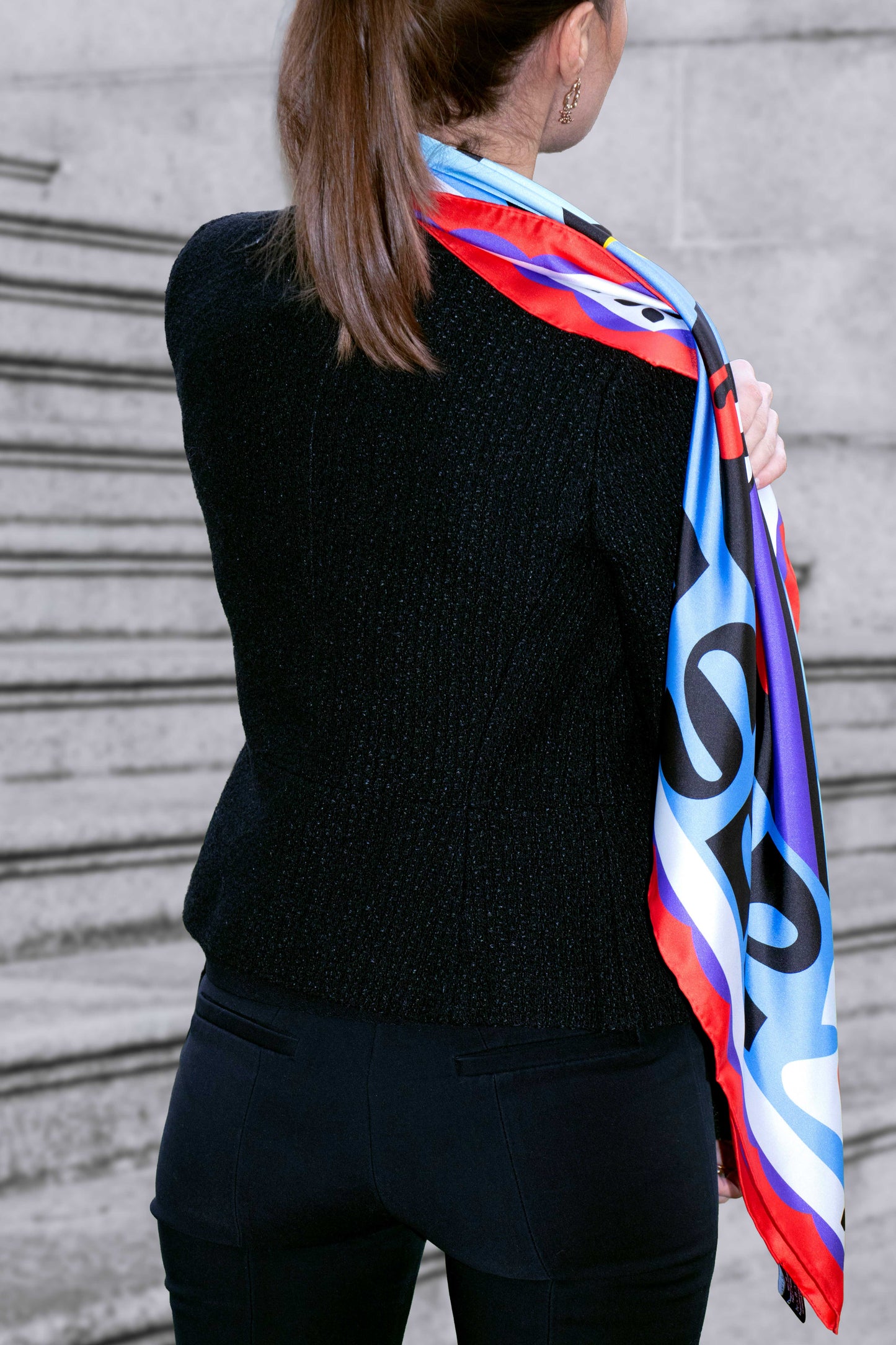 Un carré de soie 90×90 cm en édition limitée, pensé comme une pièce signature.