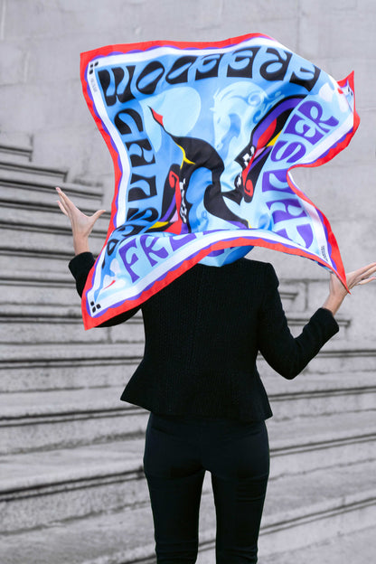 Un carré de soie 90×90 cm en édition limitée, pensé comme une pièce signature.