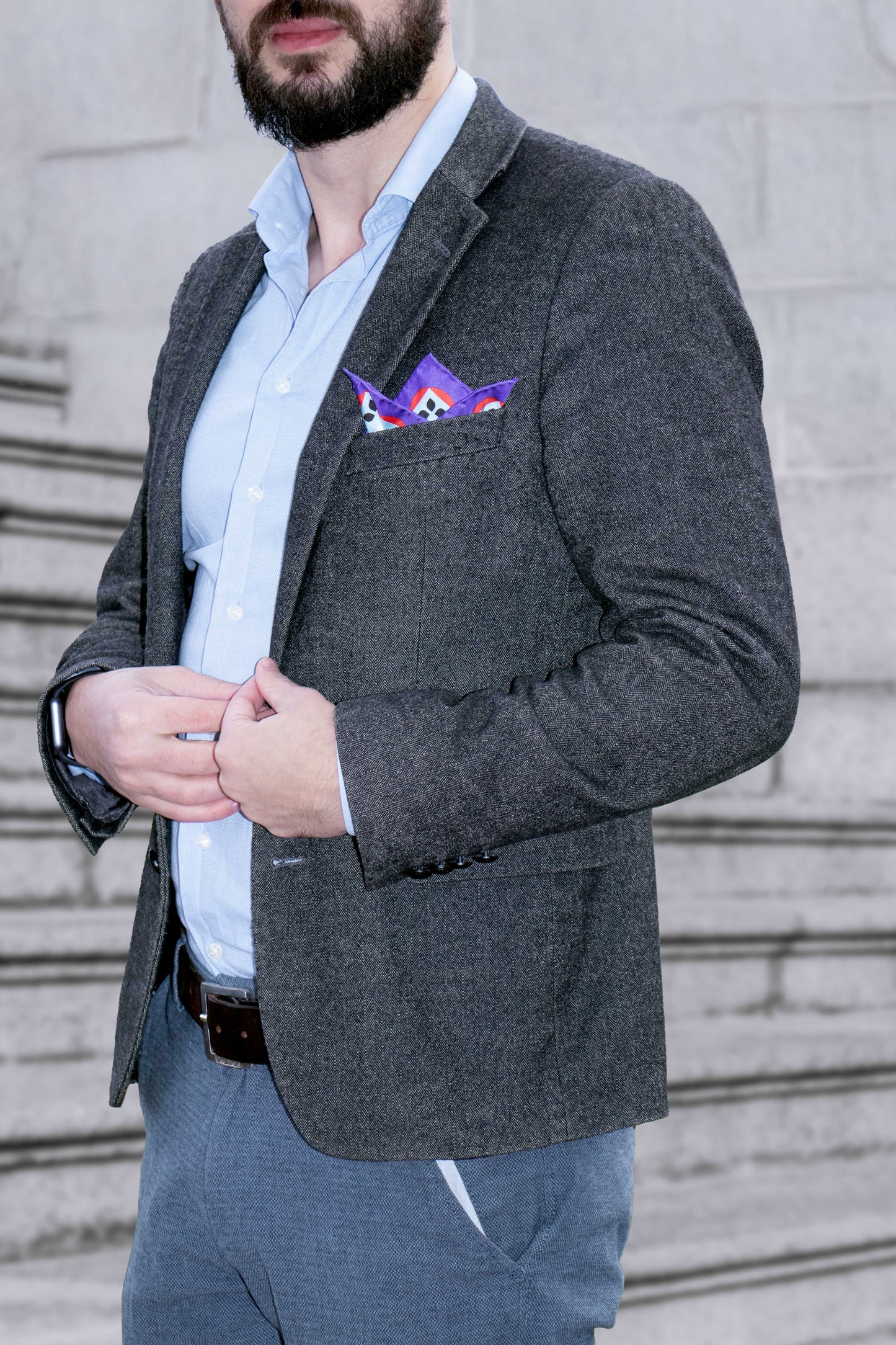 Une pochette de costume 33x33 cm en édition limitée, pensé comme une pièce signature.