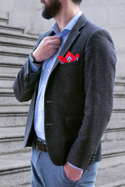 Une pochette de costume 33x33 cm en édition limitée, pensé comme une pièce signature.