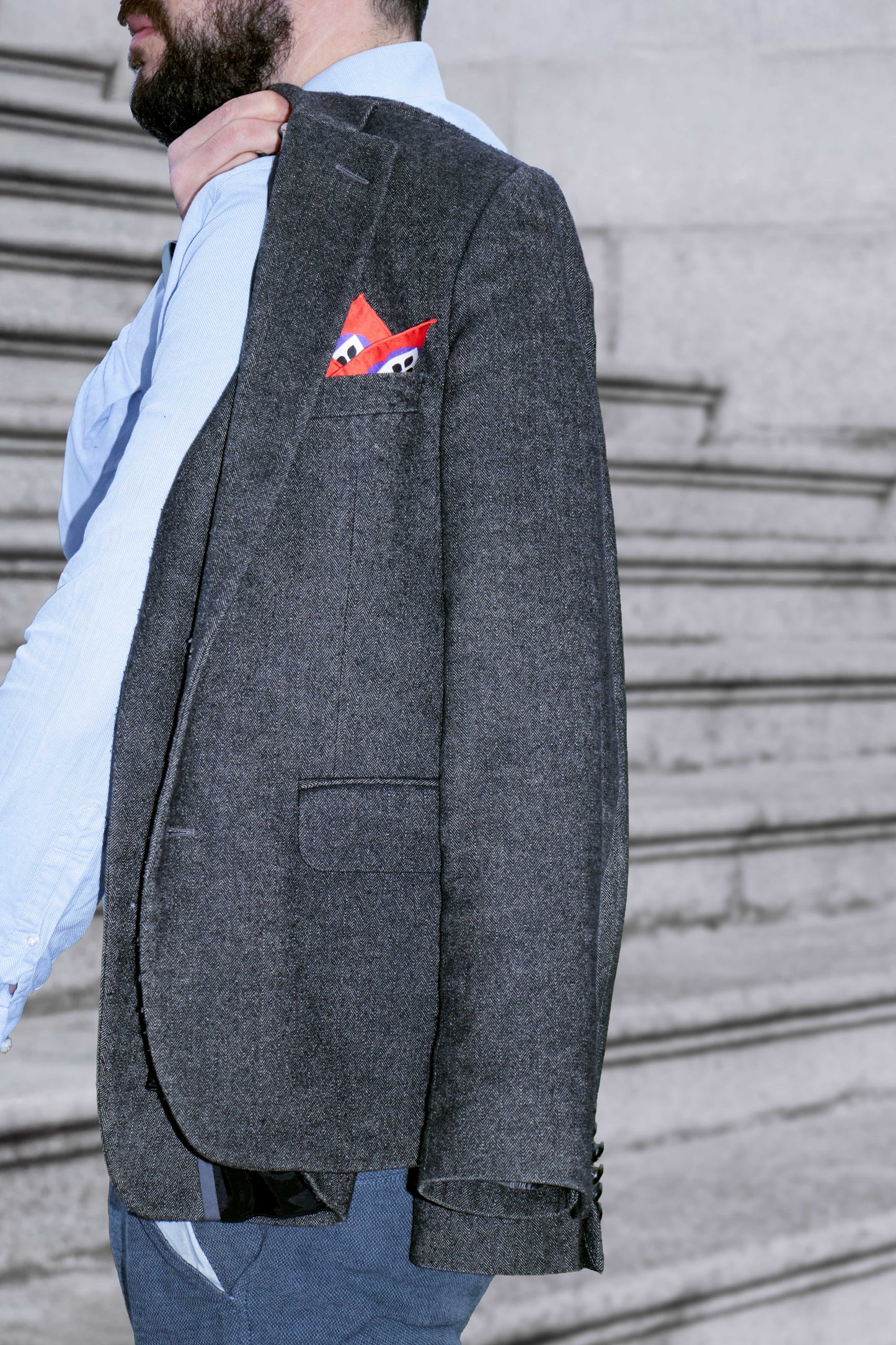 Une pochette de costume 33x33 cm en édition limitée, pensé comme une pièce signature.