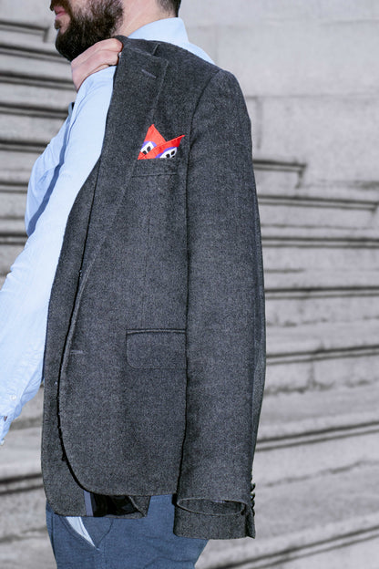 Une pochette de costume 33x33 cm en édition limitée, pensé comme une pièce signature.