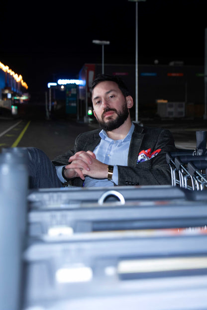 Une pochette de costume 33x33 cm en édition limitée, pensé comme une pièce signature.